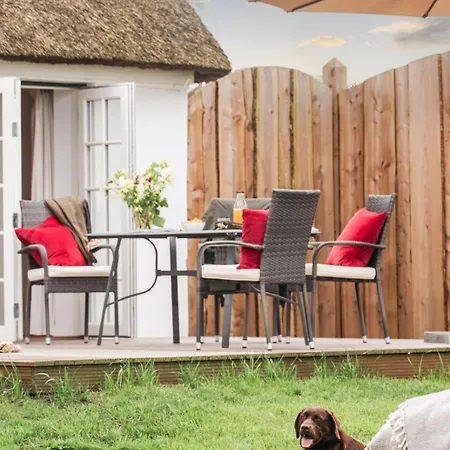 Holiday home Reetdachkate Gut Priesholz Hundefreundliches Ferienhaus Mit Eingezaeuntem Garten, Kamin Und Gutshofsauna *