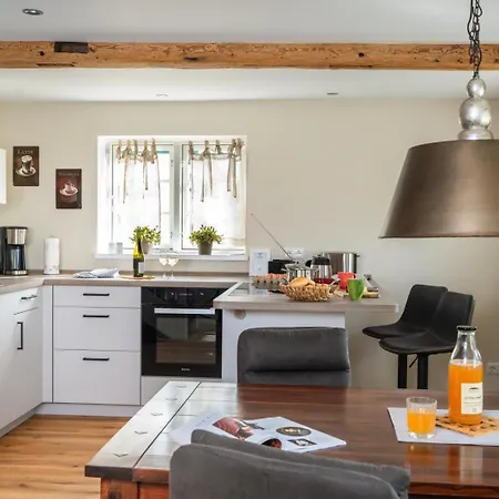 Reetdachkate Gut Priesholz Hundefreundliches Ferienhaus Mit Eingezaeuntem Garten, Kamin Und Gutshofsauna * Rabenholz
