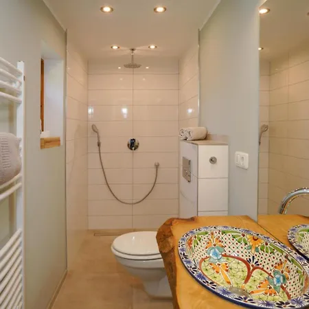 Reetdachkate Gut Priesholz Hundefreundliches Ferienhaus Mit Eingezaeuntem Garten, Kamin Und Gutshofsauna Holiday home