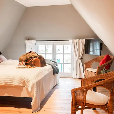 Holiday home Reetdachkate Gut Priesholz Hundefreundliches Ferienhaus Mit Eingezaeuntem Garten, Kamin Und Gutshofsauna *