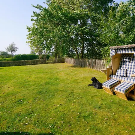 Reetdachkate Gut Priesholz Hundefreundliches Ferienhaus Mit Eingezaeuntem Garten, Kamin Und Gutshofsauna Rabenholz