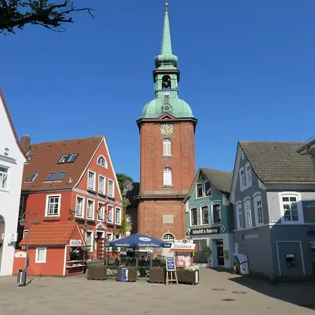 Reetdachkate Gut Priesholz Hundefreundliches Ferienhaus Mit Eingezaeuntem Garten, Kamin Und Gutshofsauna * Rabenholz