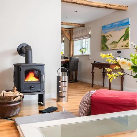Reetdachkate Gut Priesholz Hundefreundliches Ferienhaus Mit Eingezaeuntem Garten, Kamin Und Gutshofsauna *